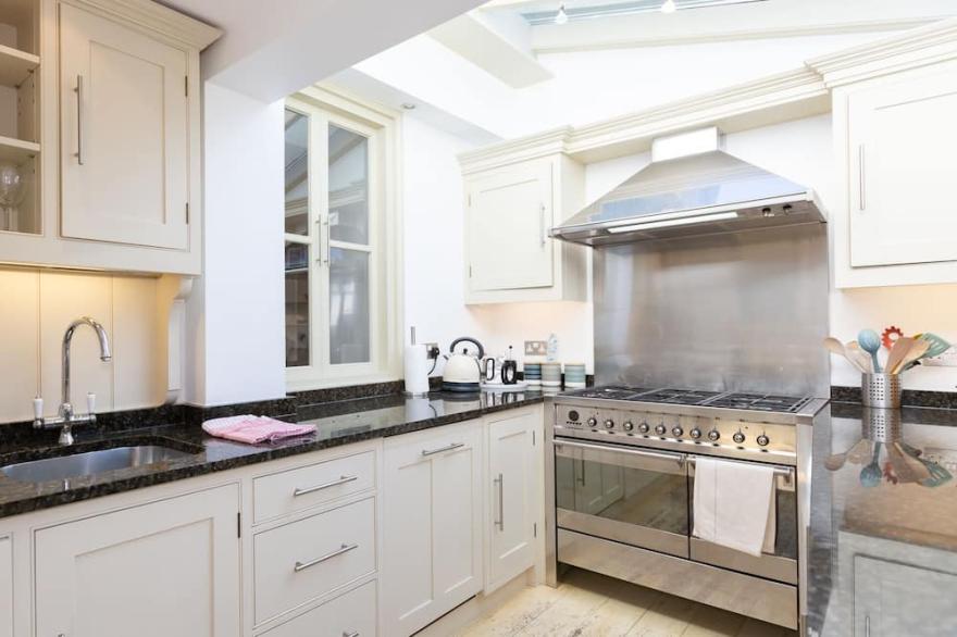 Fabulous holiday house with garden and nearby parking, close to town and beaches