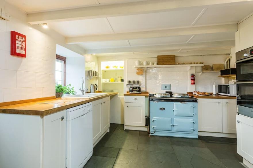 Primrose Cottage -  a cottage that sleeps 10 guests  in 5 bedrooms