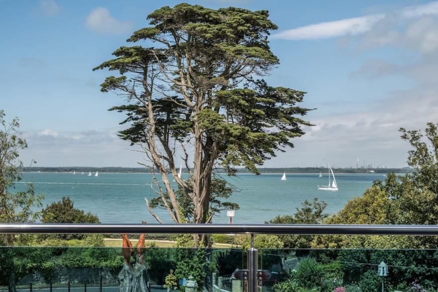 Modern House with amazing views sleeps 10