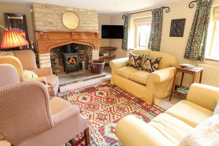 ROOD COTTAGE, pet friendly, character holiday cottage in Burford