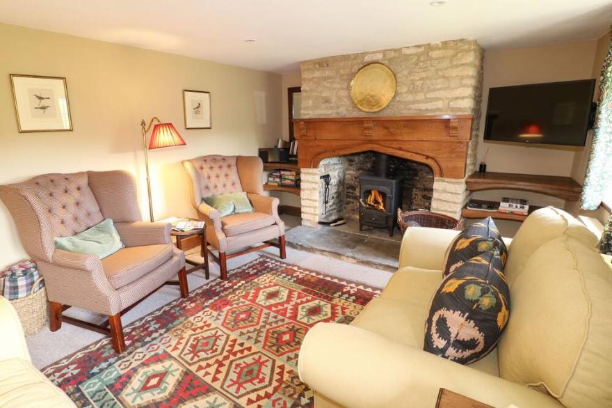 ROOD COTTAGE, pet friendly, character holiday cottage in Burford