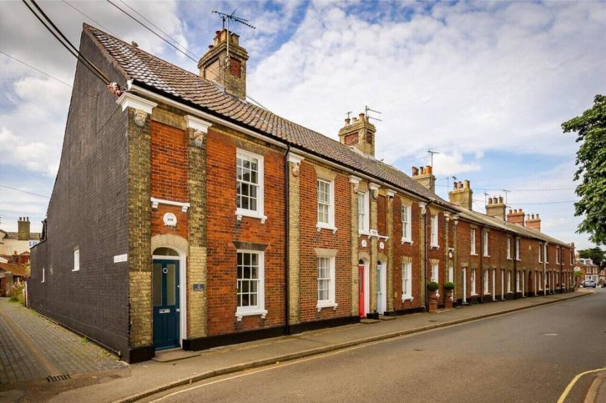The Cornerstone - Two Bedroom House, Sleeps 4