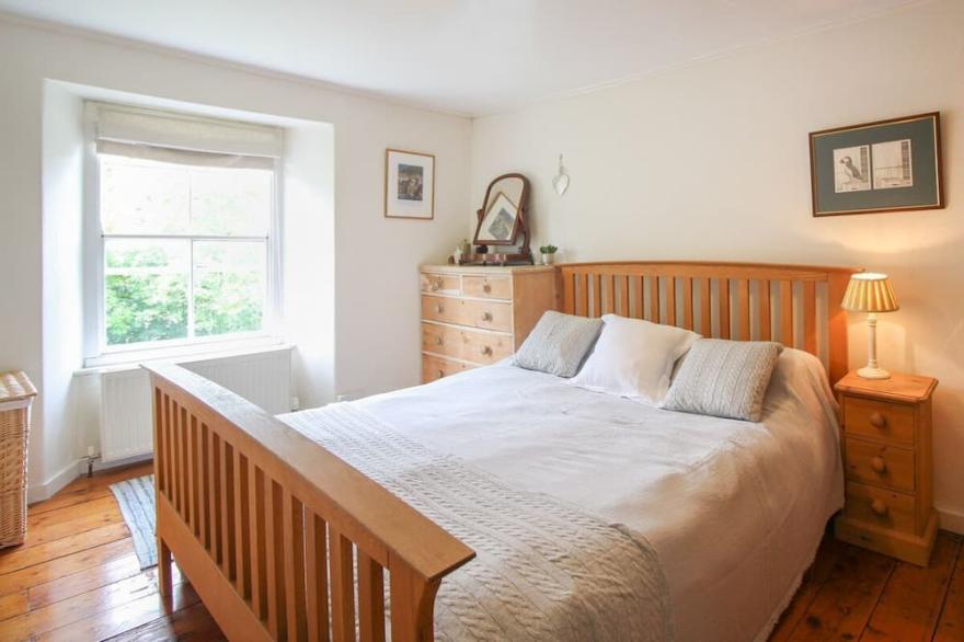 Creekside - sleeps 6 guests  in 3 bedrooms