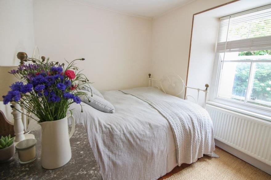 Creekside - sleeps 6 guests  in 3 bedrooms