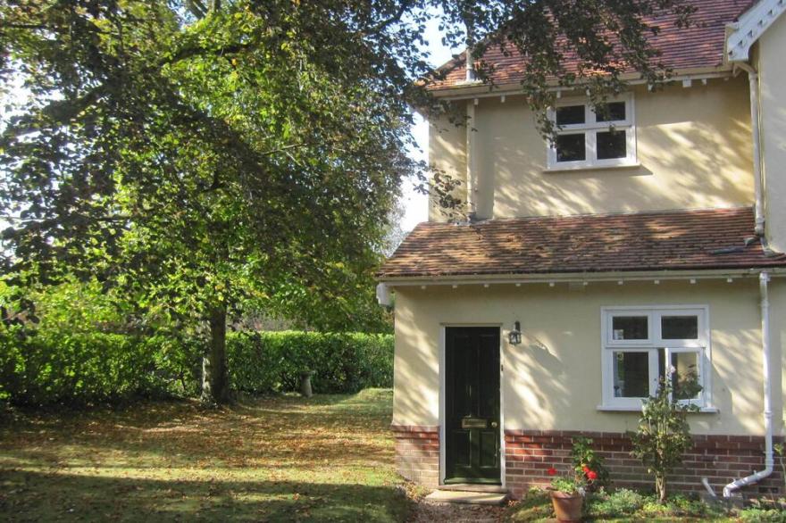 Comfortable apartment with country views on northern edge of Winchester