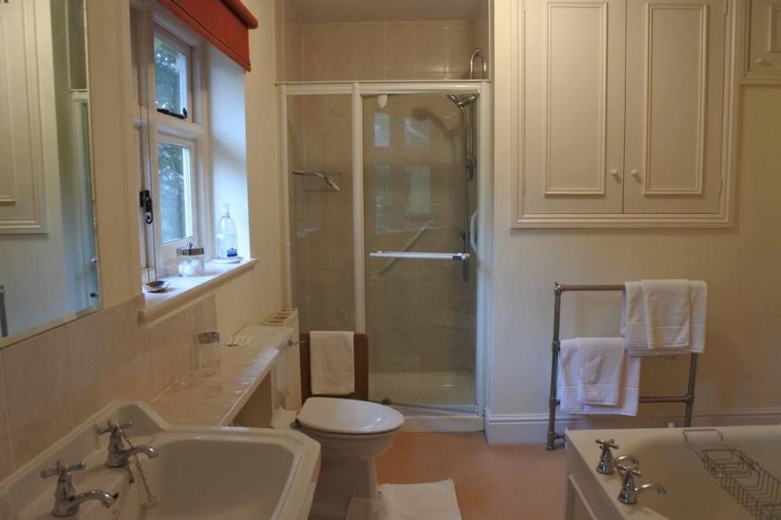 Comfortable apartment with country views on northern edge of Winchester