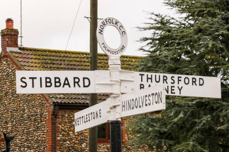 HONEY BUZZARD BARN, pet friendly, with open fire in Fakenham