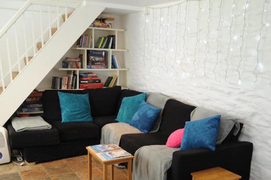 Traditional 18th century 2 bed cottage. Dogs welcome.
