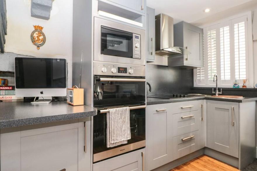DANCING BEGGARS, romantic, character holiday cottage in Dartmouth