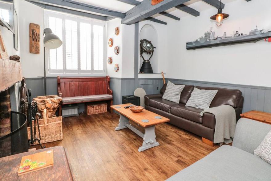DANCING BEGGARS, romantic, character holiday cottage in Dartmouth