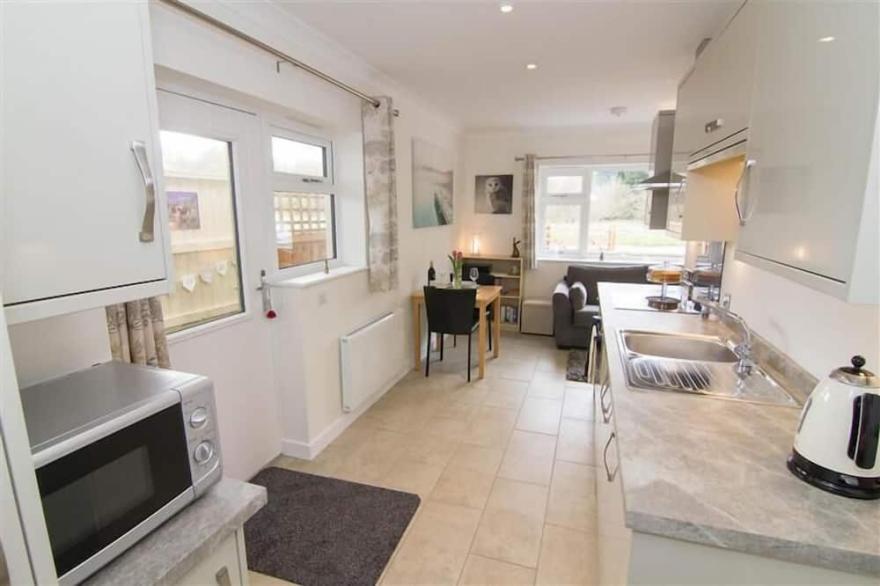 A delightful and comfortable modern 'dog friendly' annexe in the village of Roydon, overlooking Royd