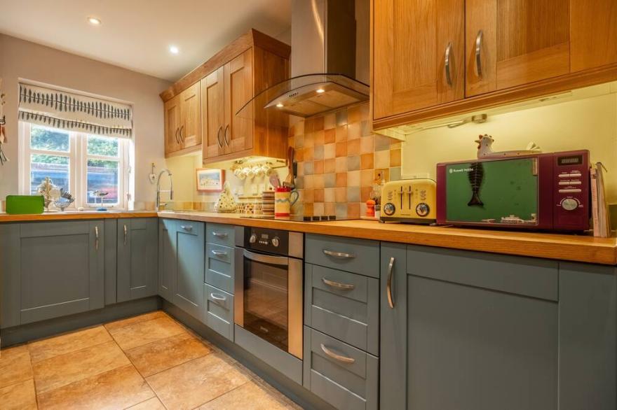 Fulmar is a three-bedroomed property which comfortably sleeps six people and comes with a Beach Hut