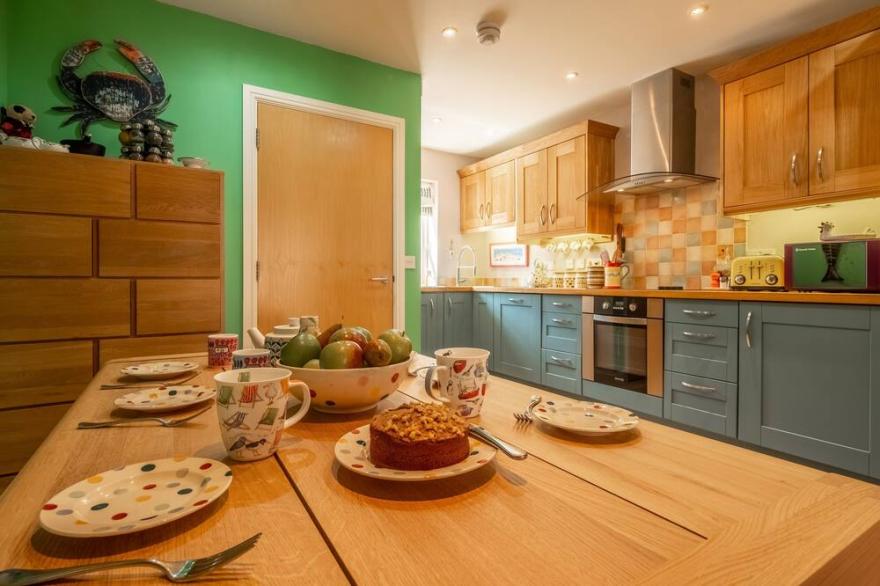 Fulmar is a three-bedroomed property which comfortably sleeps six people and comes with a Beach Hut