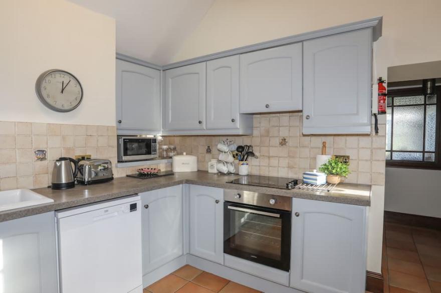 TY BWLCYN, pet friendly, with open fire in Nefyn