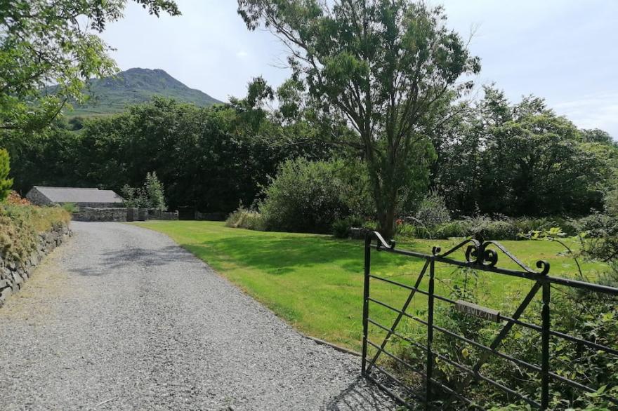 LLAIN FADARN, pet friendly, character holiday cottage in Nefyn