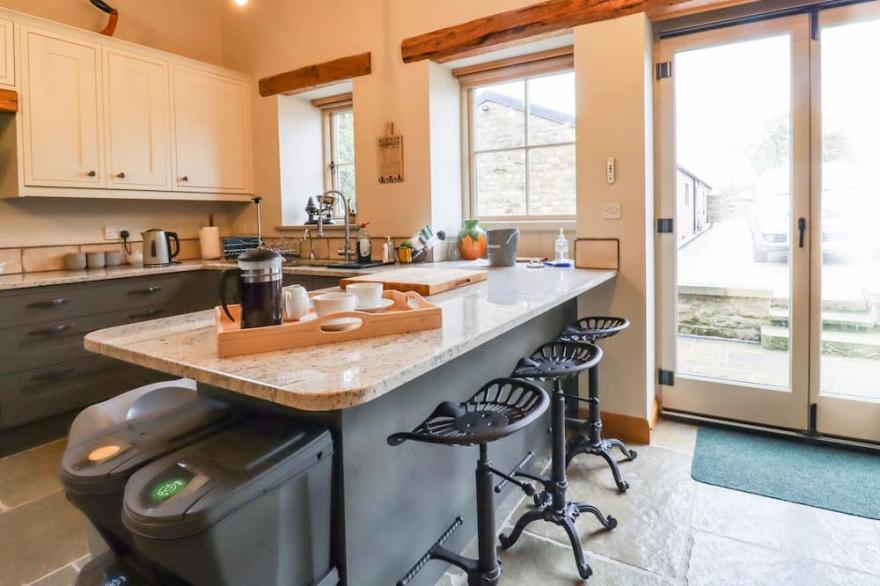 MOSSCARR BARN, pet friendly, luxury holiday cottage in Pateley Bridge