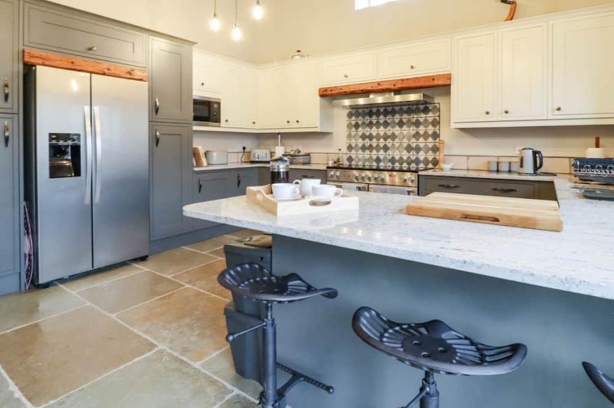 MOSSCARR BARN, pet friendly, luxury holiday cottage in Pateley Bridge