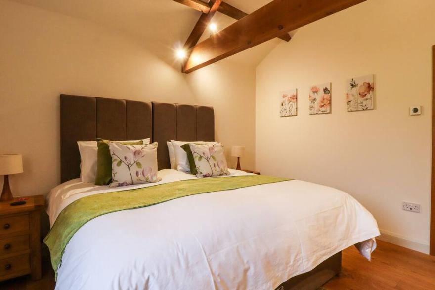 MOSSCARR BARN, pet friendly, luxury holiday cottage in Pateley Bridge