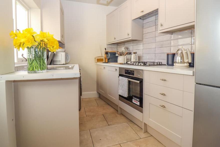 HENDY COTTAGE, pet friendly, character holiday cottage in Stroud