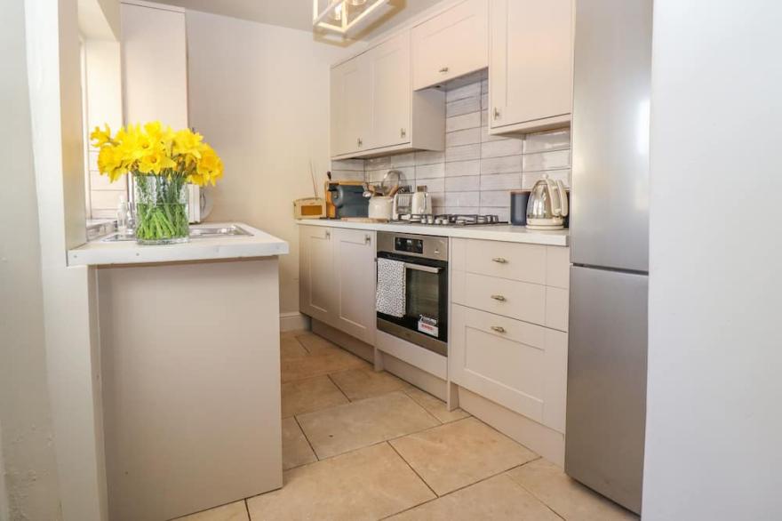 HENDY COTTAGE, pet friendly, character holiday cottage in Stroud