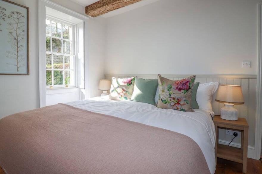 HENDY COTTAGE, pet friendly, character holiday cottage in Stroud