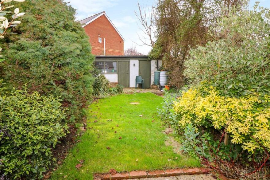 AVALON, family friendly, with a garden in Freshwater
