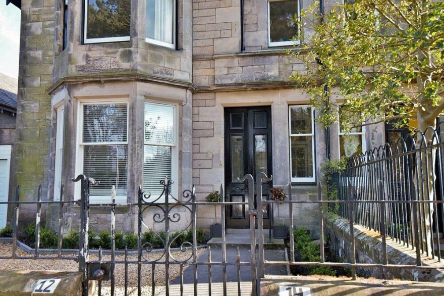 A beautiful 3 bedroomed apartment overlooking university playing fields