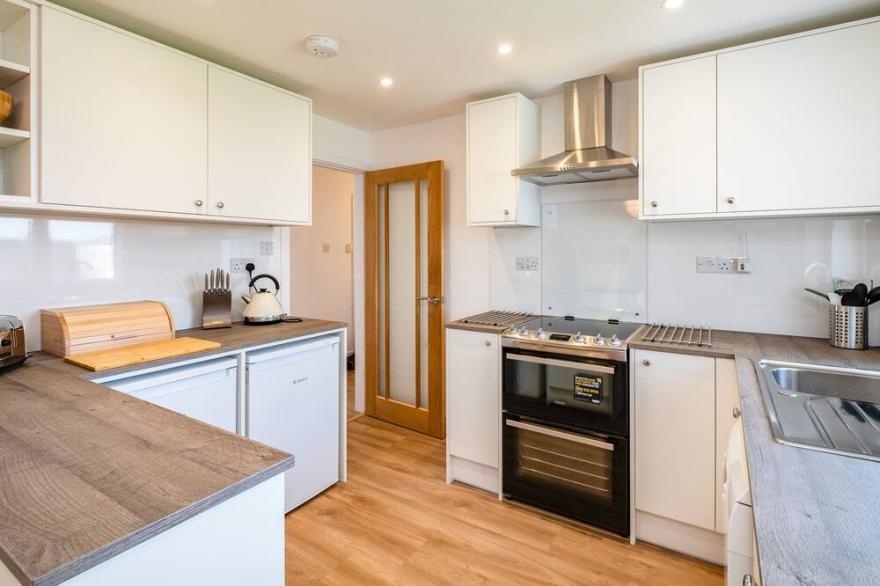 OBO'S RETREAT, pet friendly, character holiday cottage in Rock