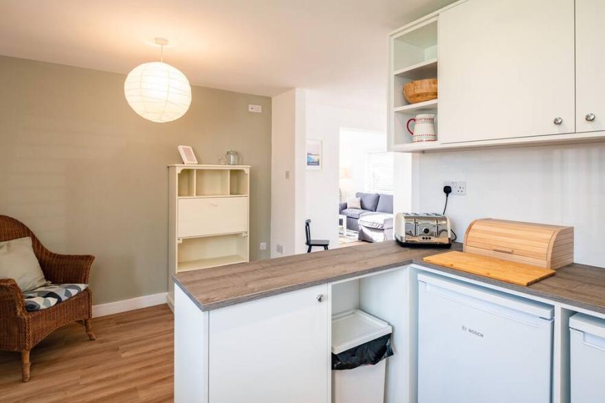 OBO'S RETREAT, pet friendly, character holiday cottage in Rock