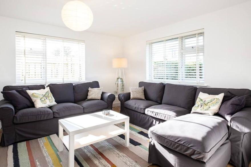 OBO'S RETREAT, pet friendly, character holiday cottage in Rock