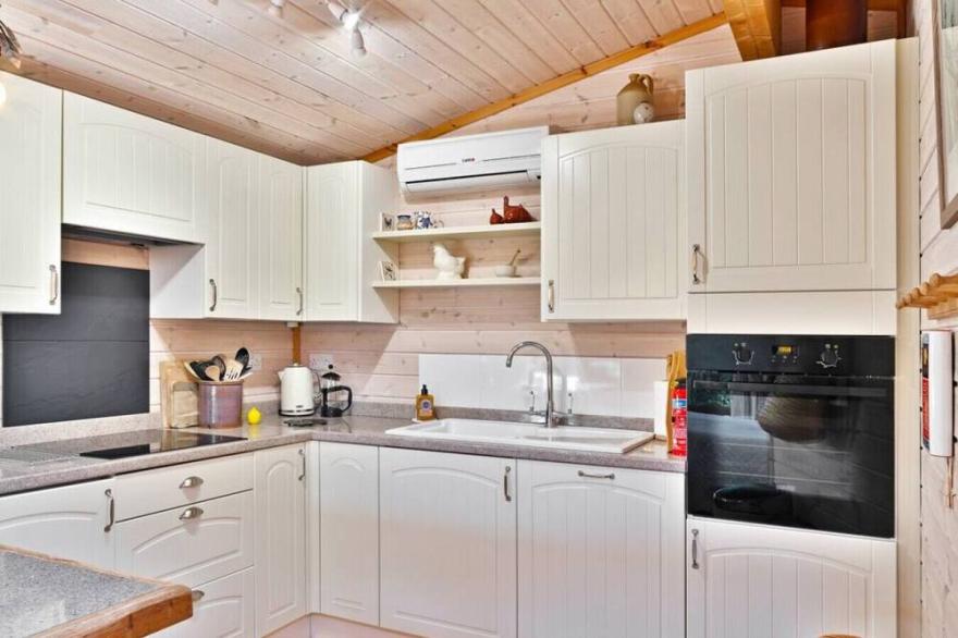 Luxury Lodge with Super King Size Bed, Kitchen & Shower Room