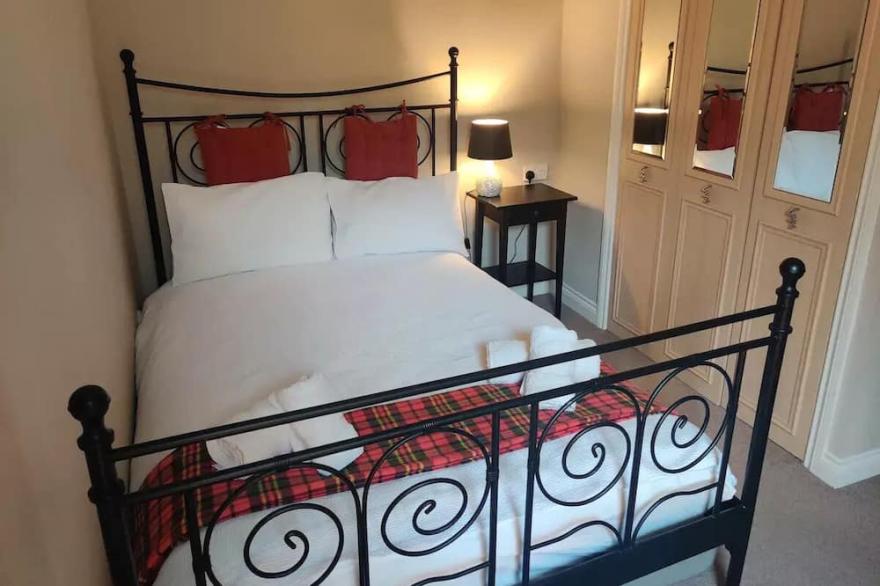 Next to the Palace and Royal Mile with parking