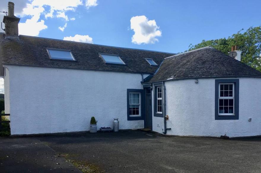 South Doll Farm Cottage -  a cottage that sleeps 7 guests  in 4 bedrooms