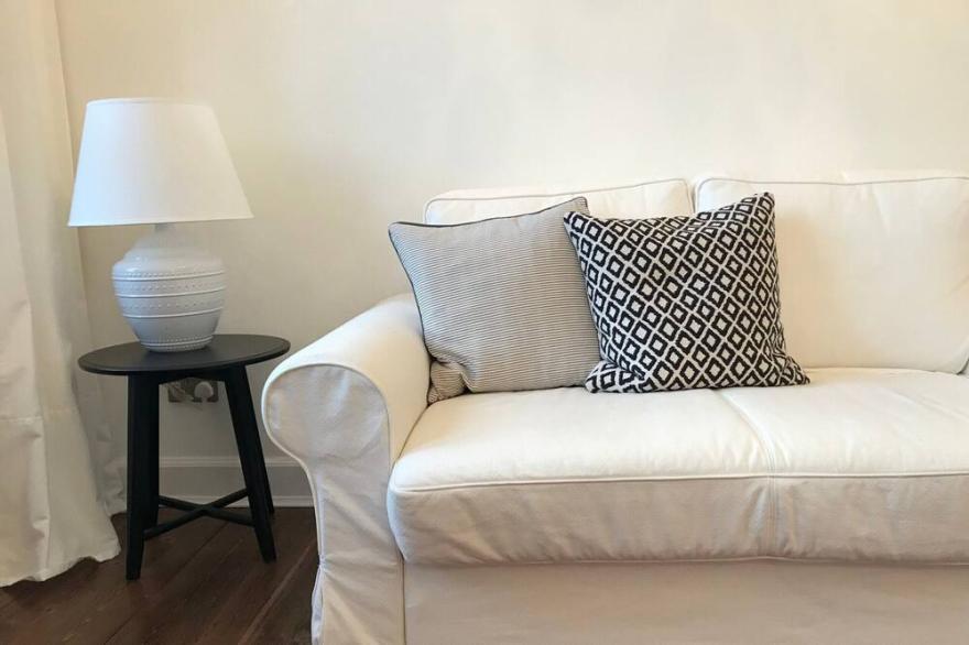 Elegant Modern 1BR Near Center, Trains - 5mn walk