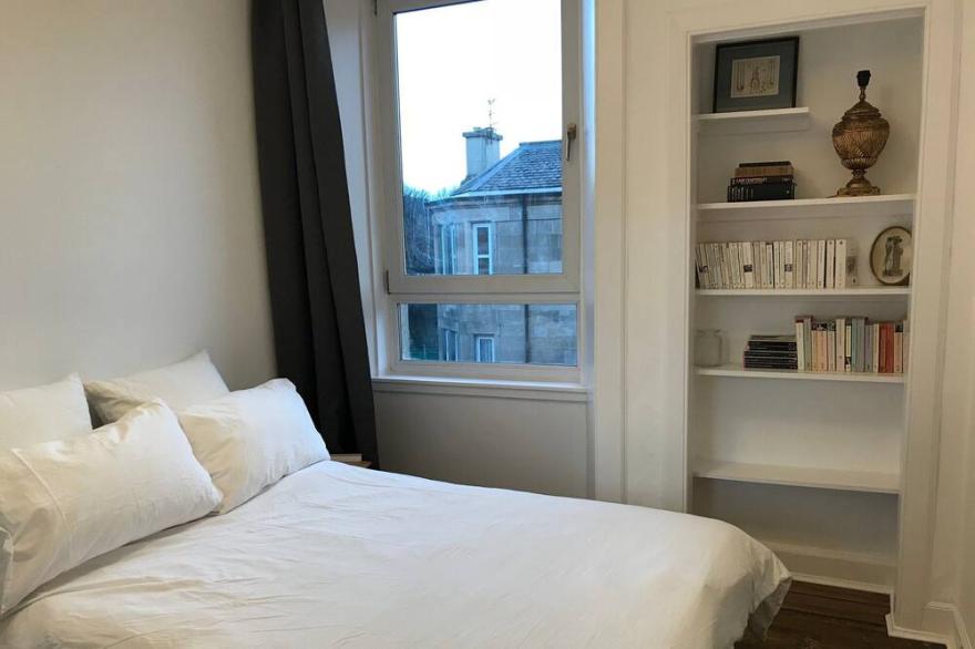 Elegant Modern 1BR Near Center, Trains - 5mn walk
