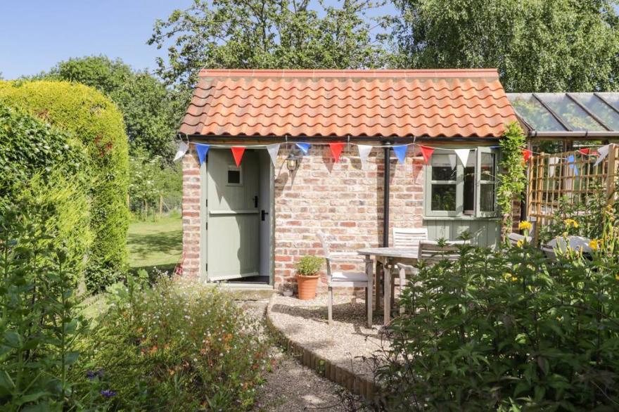 29 BONDGATE, pet friendly, character holiday cottage in Helmsley