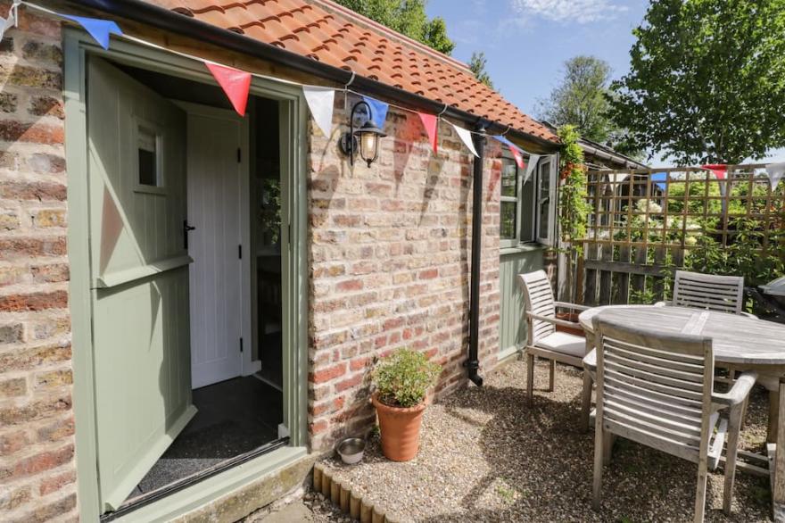 29 BONDGATE, pet friendly, character holiday cottage in Helmsley