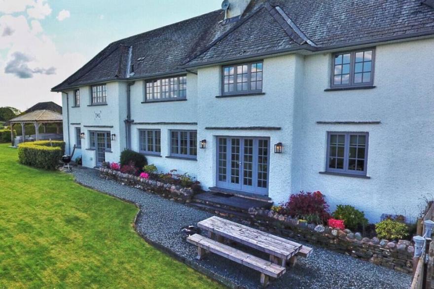 HAWKRIGG FARM, family friendly, with hot tub in Far Sawrey