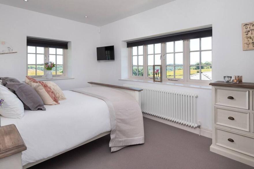 HAWKRIGG FARM, family friendly, with hot tub in Far Sawrey