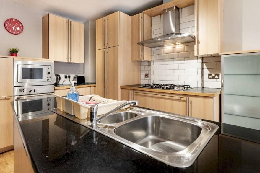 Pass the Keys | Amazing City Centre Apt w Balcony Free Parking