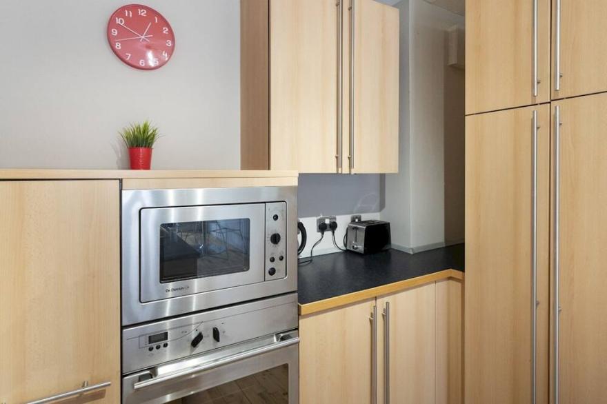 Pass the Keys | Amazing City Centre Apt w Balcony Free Parking