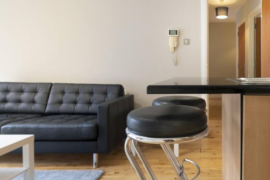 Pass the Keys | Amazing City Centre Apt w Balcony Free Parking