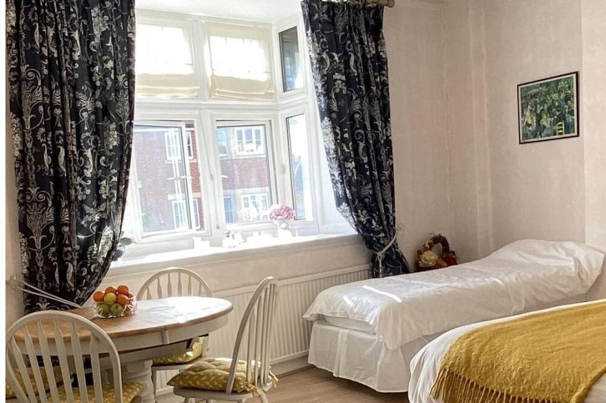 Captivating 3-Bed Apartment in Henley-on-Thames