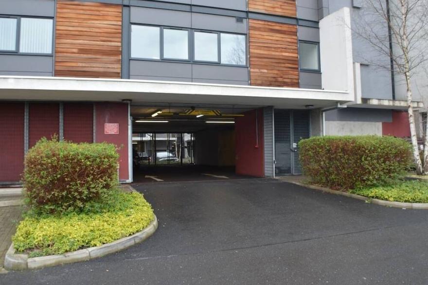 Large 2-Bedroom Apartment on the edge of Salford quays