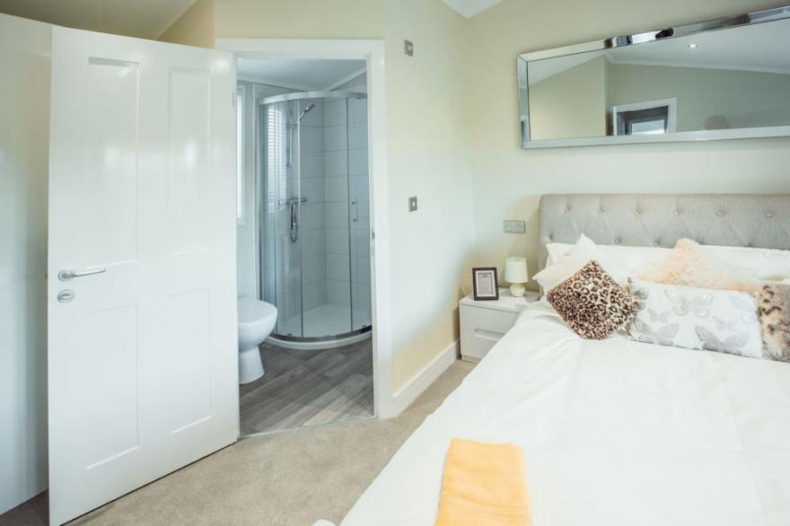 Lux Phantom -  a lux lodge that sleeps 8 guests  in 3 bedrooms