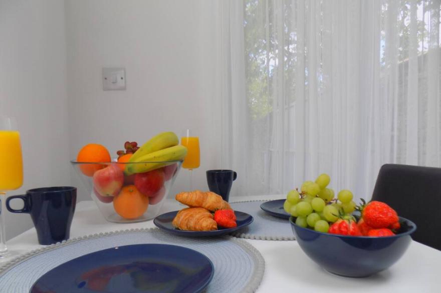 Villa Mimosa 2 - Your perfect Cardiff stay with Sotero Lettings & Management