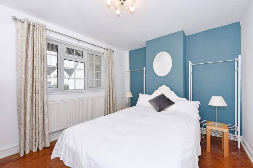 Cottage style apartment close to trains to London