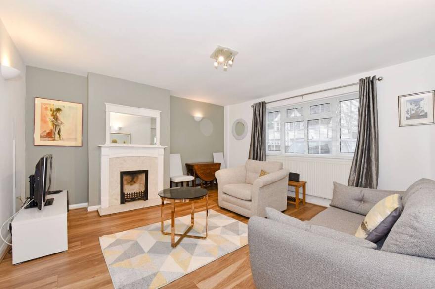 Cottage style apartment close to trains to London