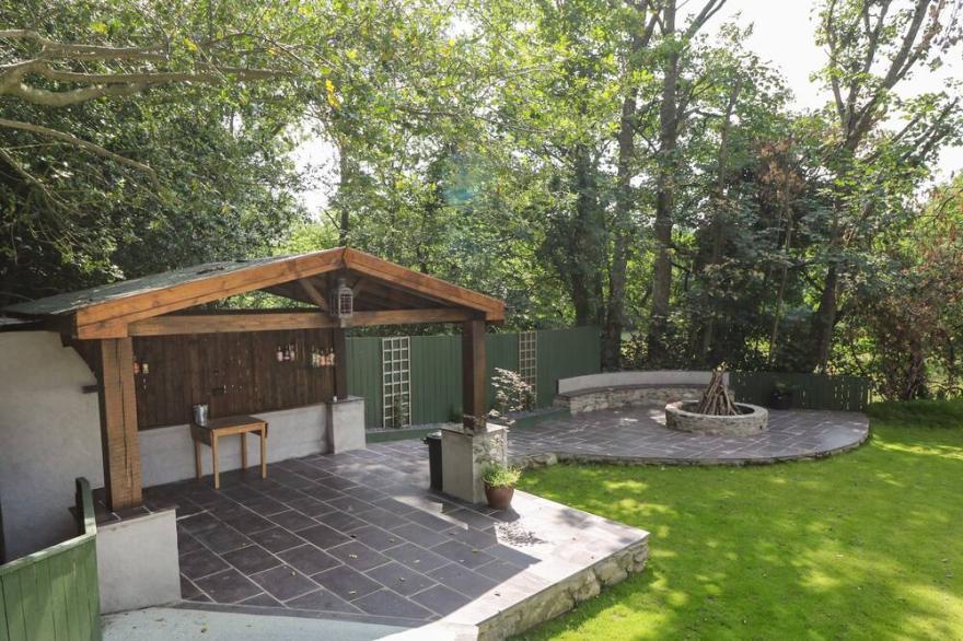 BRYN DERWEN LODGE, pet friendly, luxury holiday cottage in Bethesda
