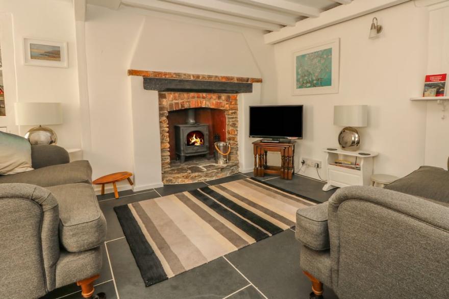 COUSHAM COTTAGE, pet friendly, with open fire in Kingsand And Cawsand